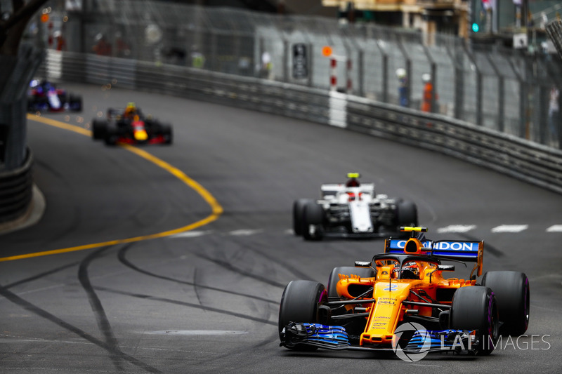 Stoffel Vandoorne, McLaren MCL33, leads Charles Leclerc, Sauber C37, and Max Verstappen, Red Bull Racing RB14