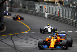Stoffel Vandoorne, McLaren MCL33, Charles Leclerc, Sauber C37, y Max Verstappen, Red Bull Racing RB14