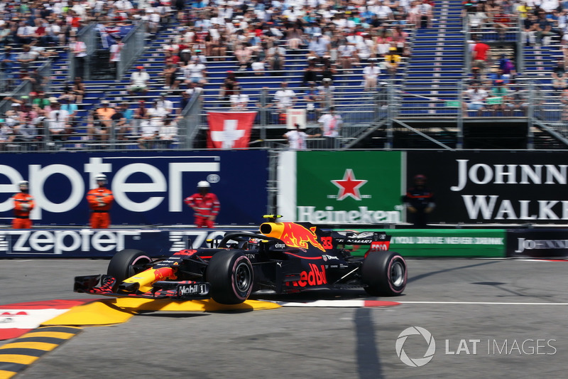 Max Verstappen, Red Bull Racing RB14 crash