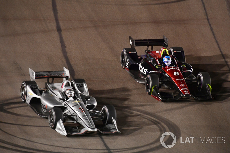 Josef Newgarden, Team Penske Chevrolet passe Robert Wickens, Schmidt Peterson Motorsports Honda pour la tête