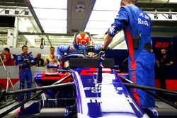 Brendon Hartley, Toro Rosso STR13 Honda, sube a su auto