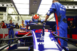Brendon Hartley, Toro Rosso STR13 Honda, sube a su auto