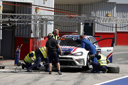 Pit stop, #130 Liqui Moly Team Engstler Volkswagen Golf GTi TCR: Luca Engstler, Florian Thoma, Benjamin Leuchter, Jean Karl Vernay