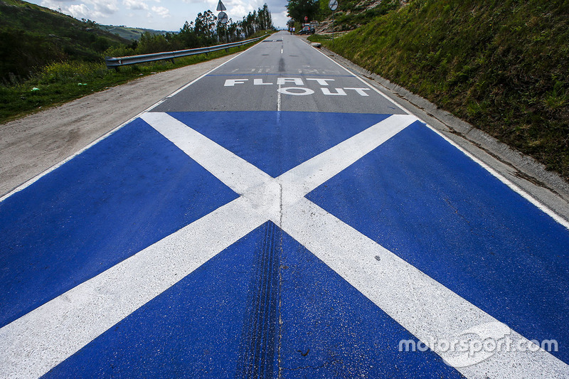 Bandera de Escocia en la carretera