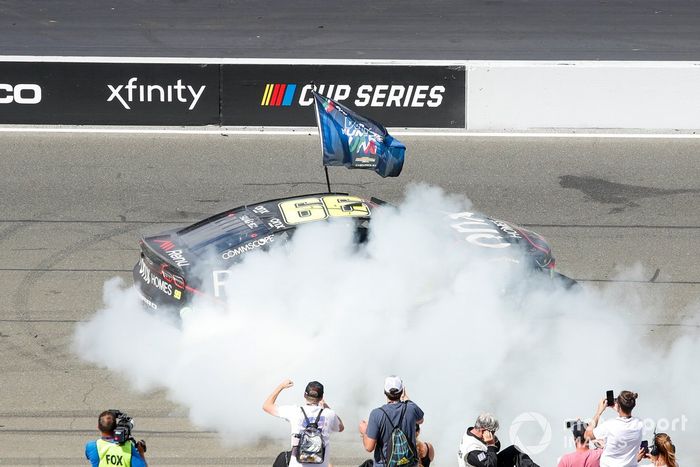 Ganador de la carrera Daniel Suárez, TrackHouse Racing, Onx Homes / Renu Chevrolet Camaro 