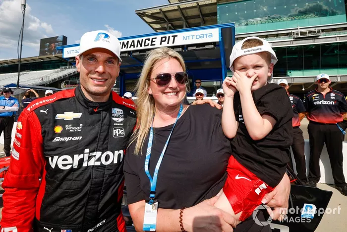 Will Power, del equipo Penske Chevrolet, con su esposa Liz y su hijo Beau