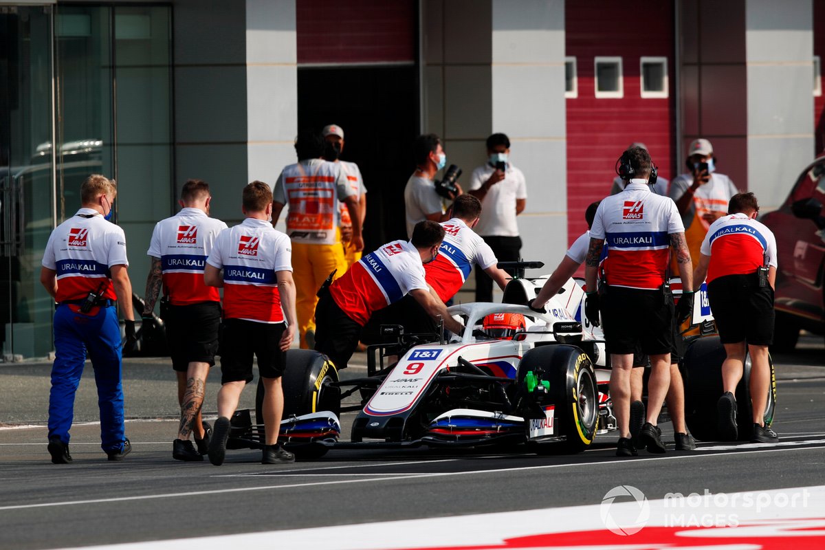 Mecánicos empujan a Nikita Mazepin, Haas F1