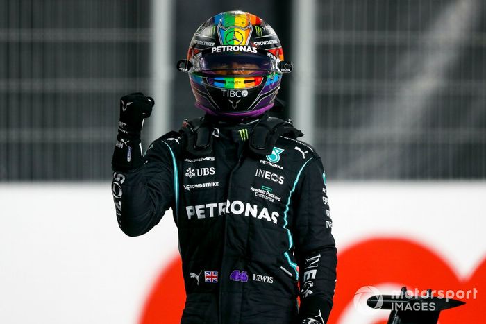Ganador de la pole position Lewis Hamilton, Mercedes, celebra