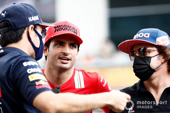 Sergio Pérez, Red Bull Racing, Carlos Sainz Jr., Ferrari, y Fernando Alonso, Alpine F1