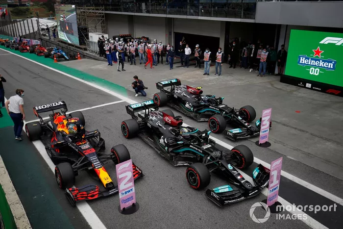 Los coches del Top3,  ganador de la pole Lewis Hamilton, Mercedes W12, tercero Valtteri Bottas, Mercedes W12, y segundo Max Verstappen, Red Bull Racing RB16B, en Parc Ferme tras la clasificación