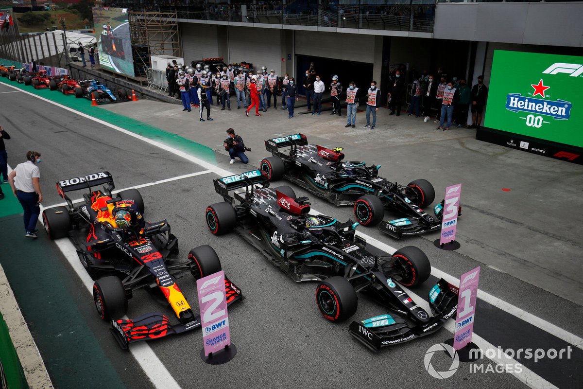 Los coches del Top3, ganador de la pole Lewis Hamilton, Mercedes W12, tercero Valtteri Bottas, Mercedes W12, y segundo Max Verstappen, Red Bull Racing RB16B, en Parc Ferme tras la clasificación