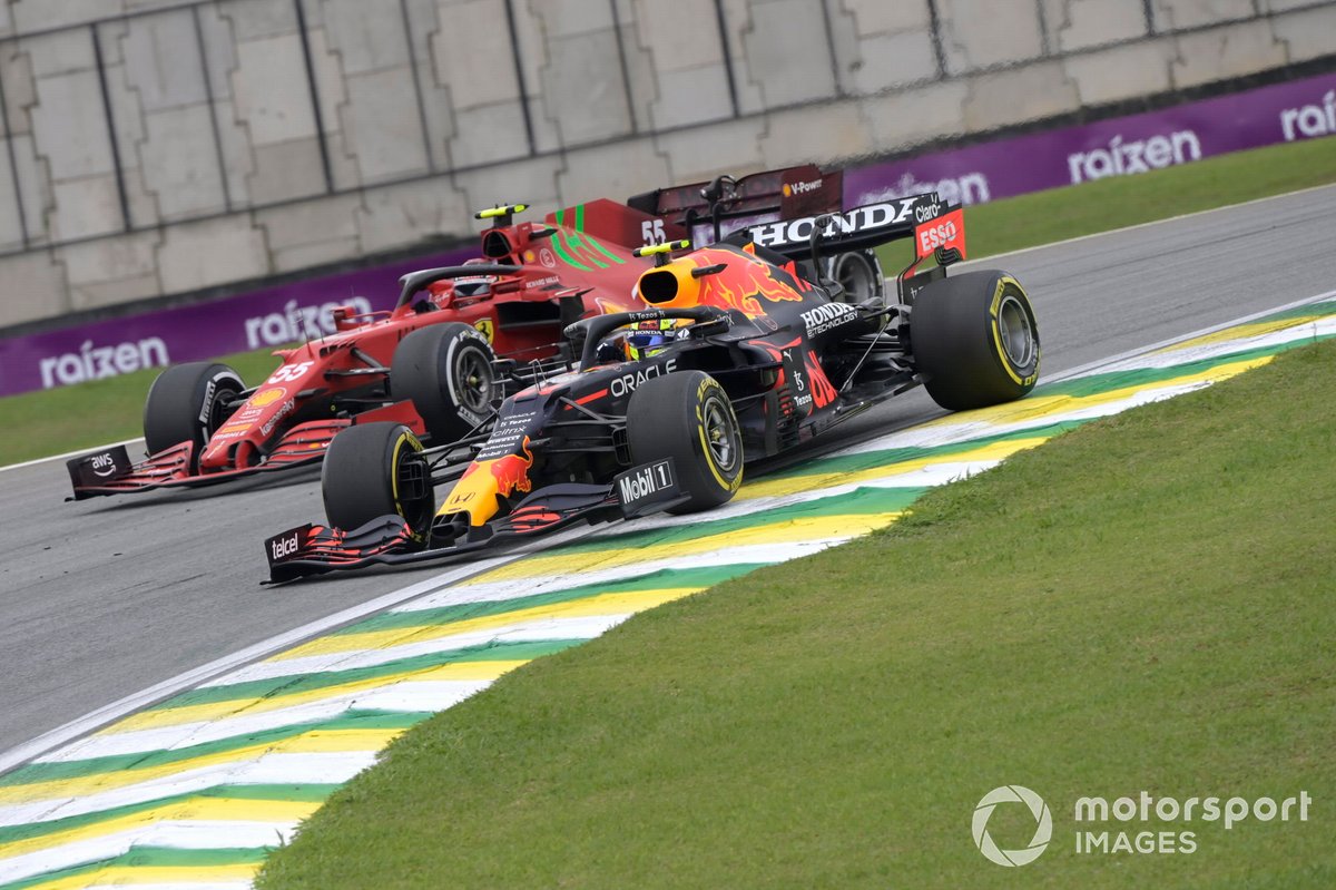 Sergio Pérez, Red Bull Racing RB16B, Carlos Sainz Jr., Ferrari SF21