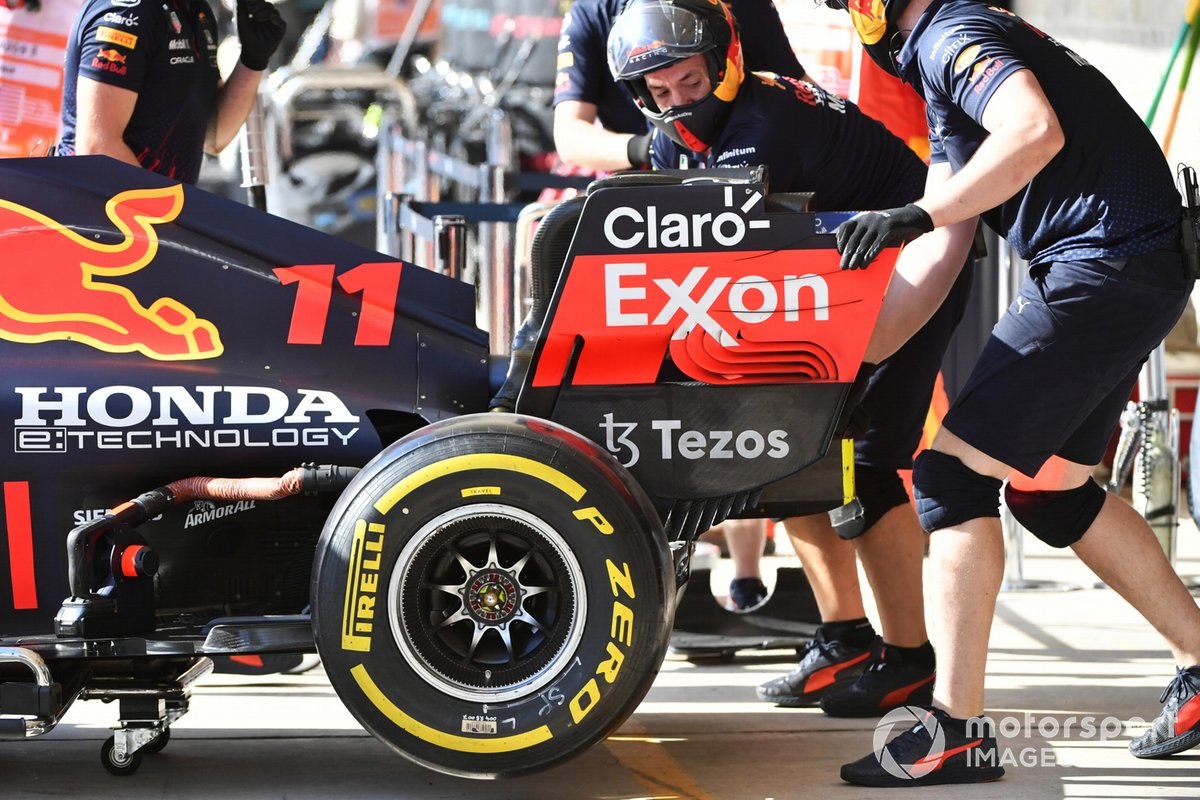 Sergio Pérez, Red Bull Racing RB16B, en boxes durante los entrenamientos