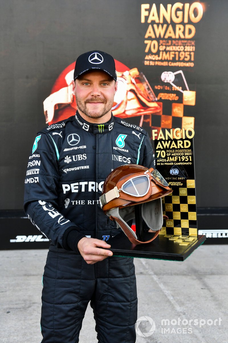L'uomo della pole Valtteri Bottas, Mercedes, con il premio Fangio