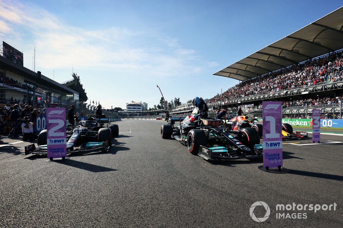 Ganador de la pole Valtteri Bottas, Mercedes W12, Lewis Hamilton, Mercedes W12, y Max Verstappen, Red Bull Racing RB16B, llegan al Parc Ferme tras la clasificación