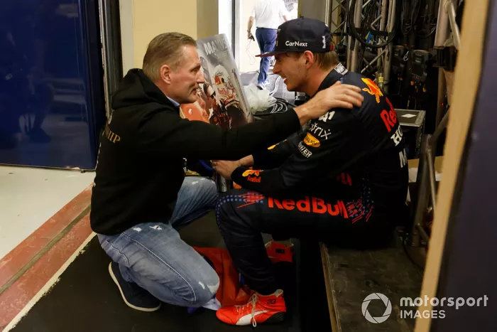 El ganador y campeón Max Verstappen, Red Bull Racing, con su padre Jos Verstappen en Parc Ferme