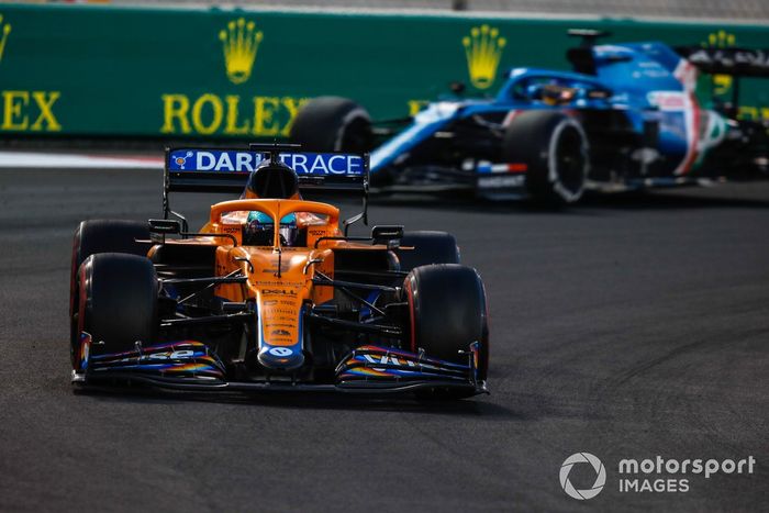 Daniel Ricciardo, McLaren MCL35M, Fernando Alonso, Alpine A521