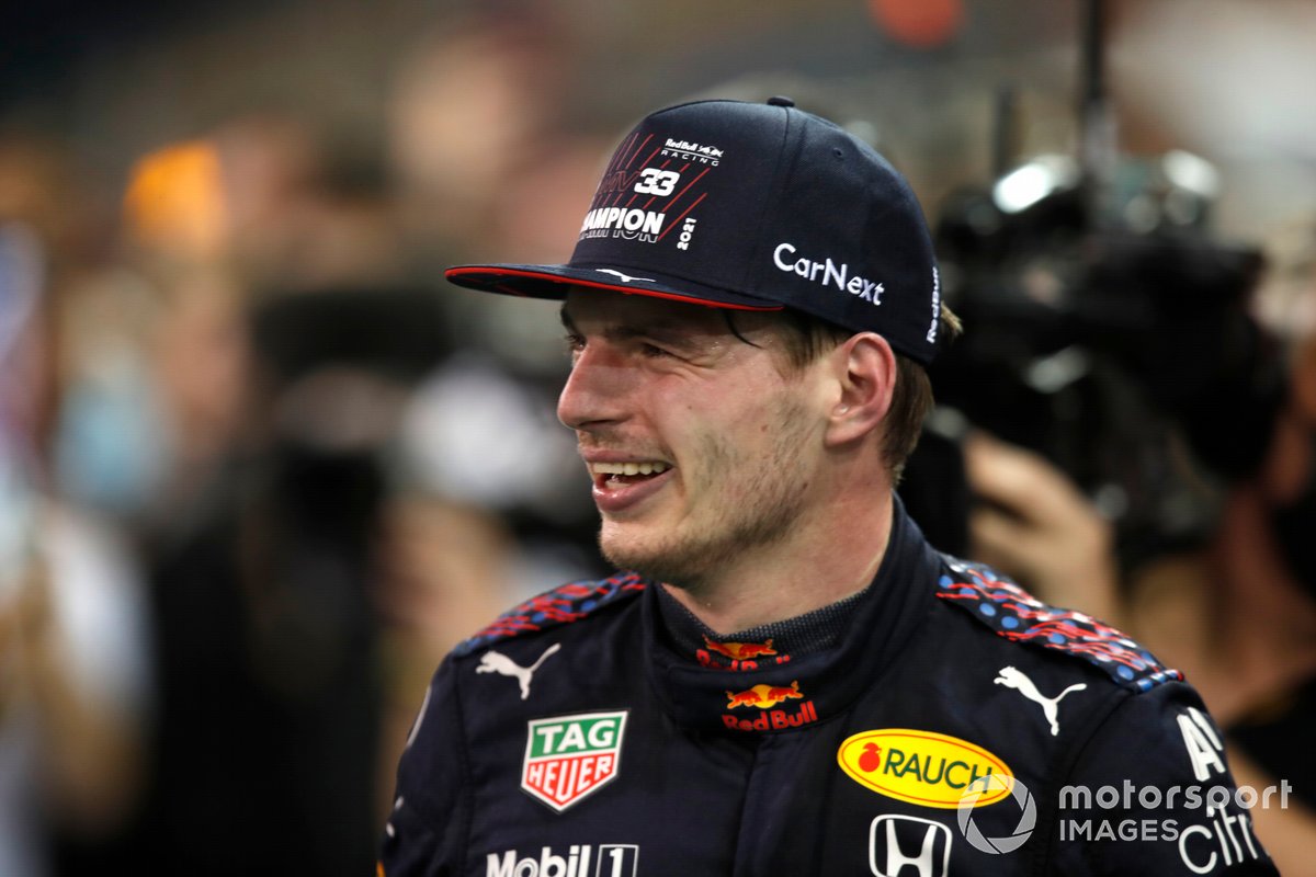 Campeón de pilotos 2021 Max Verstappen, Red Bull Racing, 1ª posición, en el Parc Ferme
