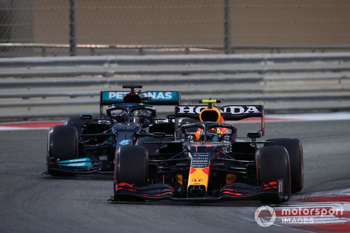 Sergio Pérez, Red Bull Racing RB16B, Lewis Hamilton, Mercedes W12