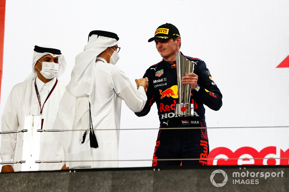 Max Verstappen, Red Bull Racing, segundo clasificado, en el podio de Qatar recibe su trofeo de HE Salah Bin Ghanim Al - Ali