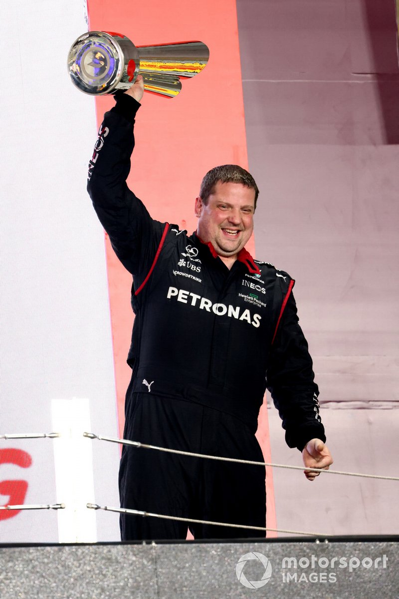 El delegado de Mercedes en el podio de Qatar con el trofeo
