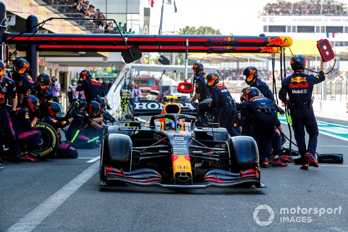 Sergio Pérez, Red Bull Racing RB16B, sale de pits