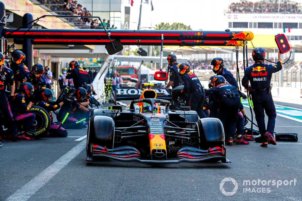 Sergio Pérez, Red Bull Racing RB16B, sale de pits