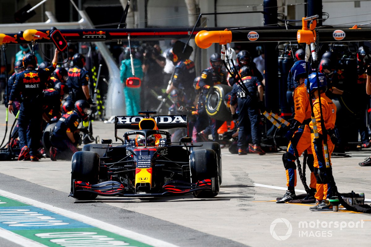 Max Verstappen, Red Bull Racing RB16B, sale de su box