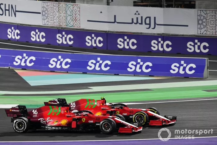 Charles Leclerc, Ferrari SF21, lucha con Carlos Sainz Jr., Ferrari SF21