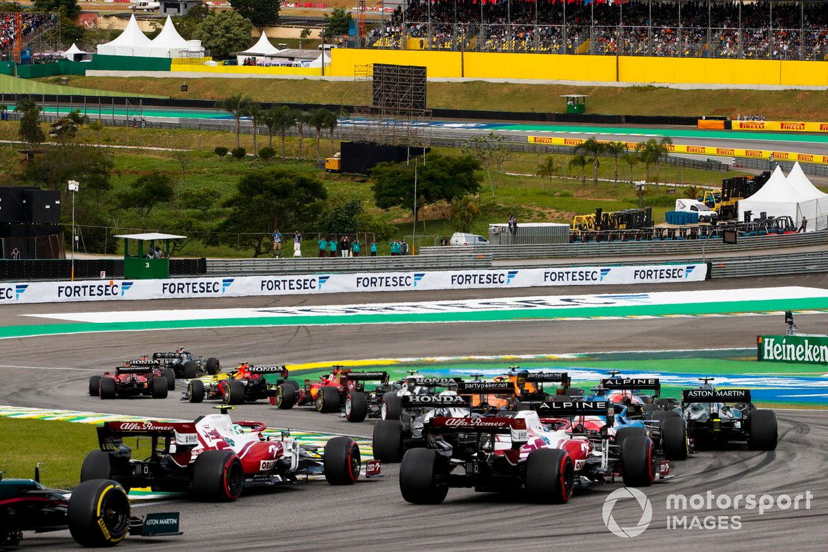 Antonio Giovinazzi, Alfa Romeo Racing C41, y Kimi Raikkonen, Alfa Romeo Racing C41, persiguen al pelotón en la salida