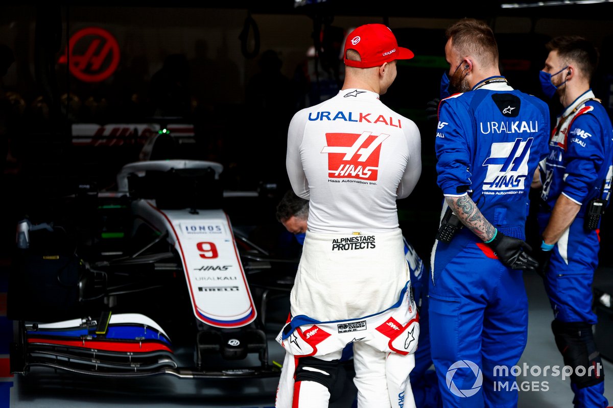 Nikita Mazepin, Haas F1, fuera del garaje de Haas F1 con los mecánicos
