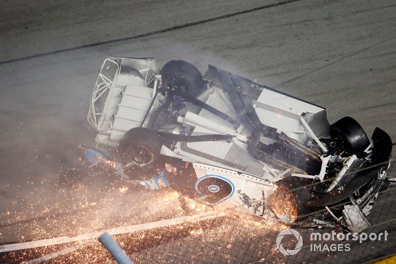 El accidente de Ryan Newman, Roush Fenway Racing, Ford Mustang Koch Industries en la última vuelta