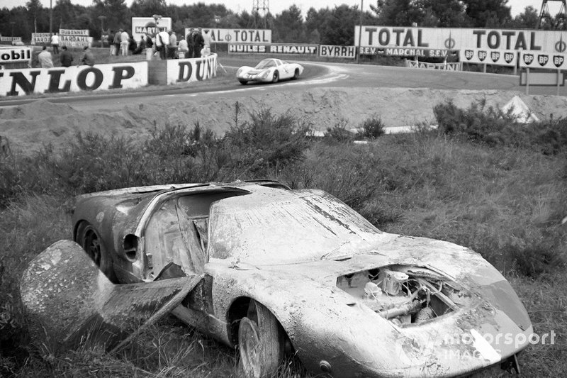 1967 год. Автомобиль Майк Сэлмона и Брайана Редмана после пожара