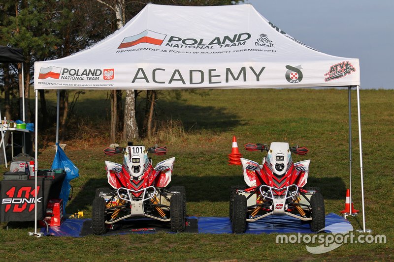 Quady Rafała Sonika - Z lewej ten, na którym zdobył Puchar Świata 2019, z prawej ten na Dakar 2020