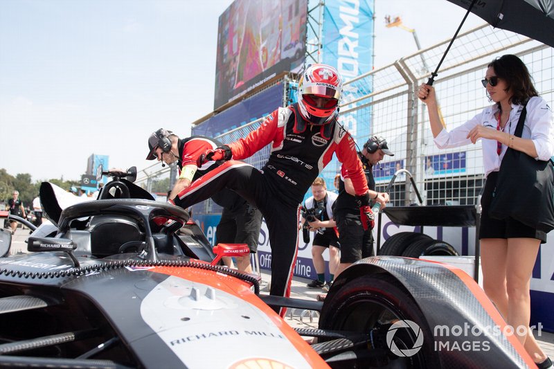 Sébastien Buemi, Nissan e.Dams climbs out of his Nissan IMO2 on the grid