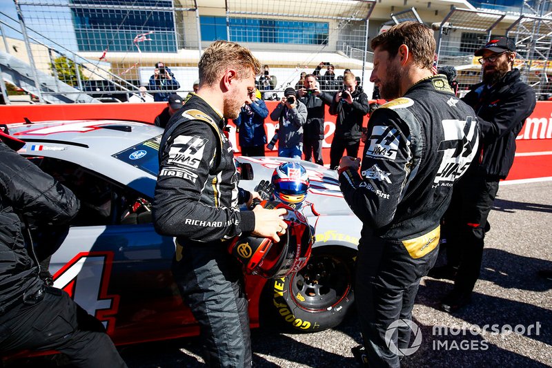Romain Grosjean, Haas F1 Team Team, y Kevin Magnussen, Haas F1 Team, pilotan con Tony Stewart