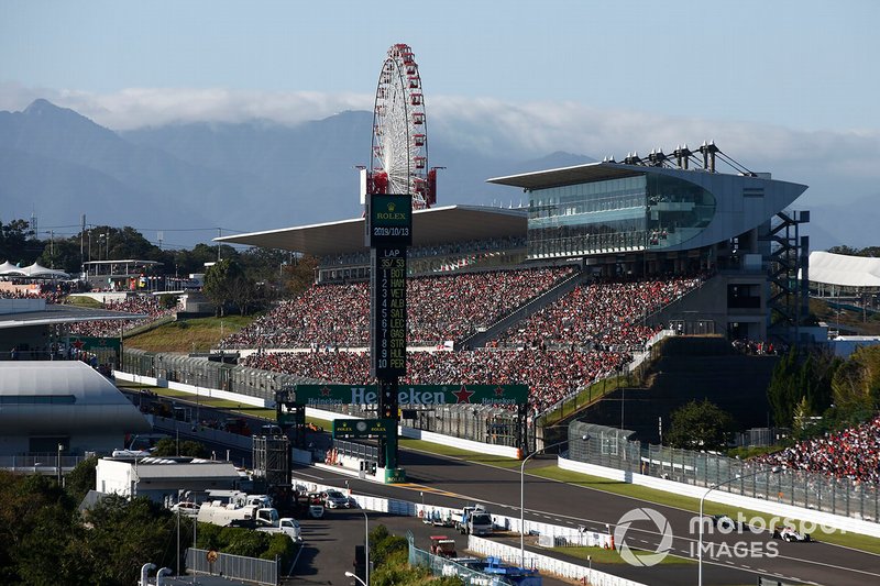 Antonio Giovinazzi, Alfa Romeo Racing C38, precede Lewis Hamilton, Mercedes AMG F1 W10