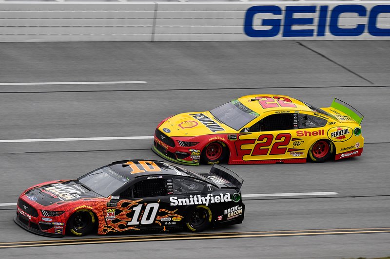 Aric Almirola, Stewart-Haas Racing, Ford Mustang Smithfield Racin' for Bacon and Joey Logano, Team Penske, Ford Mustang Shell Pennzoil