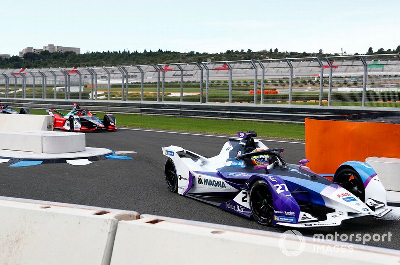 Alexander Sims, BMW I Andretti Motorsports, BMW iFE.20 ahead of Daniel Abt, Audi Sport ABT Schaeffler, Audi e-tron FE06