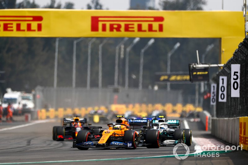 Lando Norris, McLaren MCL34, precede Valtteri Bottas, Mercedes AMG W10, e Max Verstappen, Red Bull Racing RB15