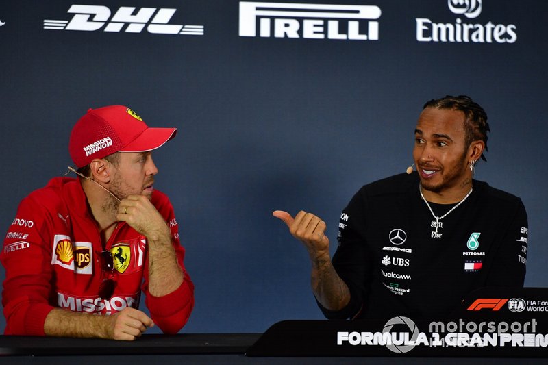 Hamilton defendió a Vettel en Bahrein, después de que el alemán echase a perder sus opciones cuando luchaba con el británico por el segundo puesto, al trompear y destrozar sus neumáticos y alerón delantero: "Son errores minúsculos en proporción a lo que ha logrado".