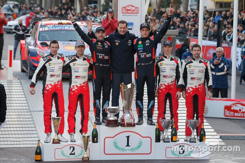 Podio: il vincitore Thierry Neuville, Nicolas Gilsoul, Hyundai Motorsport Hyundai i20 Coupe WRC, secondo classificato Sébastien Ogier, Julien Ingrassia, Toyota Gazoo Racing WRT Toyota Yaris WRC, terzo classificato Elfyn Evans, Scott Martin, Toyota Gazoo Racing WRT Toyota Yaris WRC