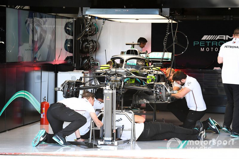 Meccanici al lavoro sullo splietter della Mercedes AMG F1 W10
