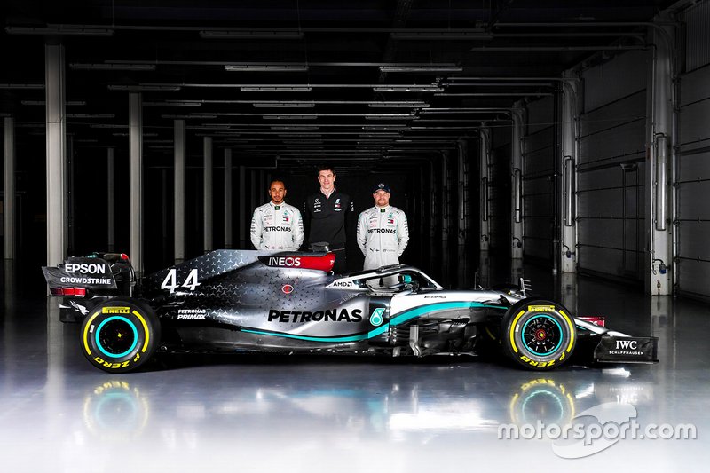 Valtteri Bottas, Lewis Hamilton, Mercedes AMG F1 W11, Toto Wolff, Mercedes AMG F1 Director of Motorsport
