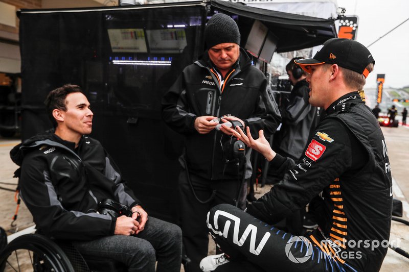 Oliver Askew, Arrow McLaren SP Honda chiacchera con Gil de Ferran e Robert Wickens