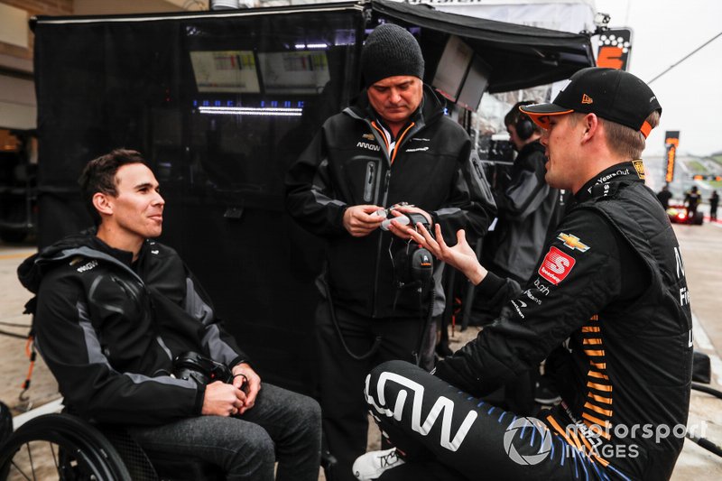 Oliver Askew, Arrow McLaren SP Honda chats with Gil de Ferran and Robert Wickens