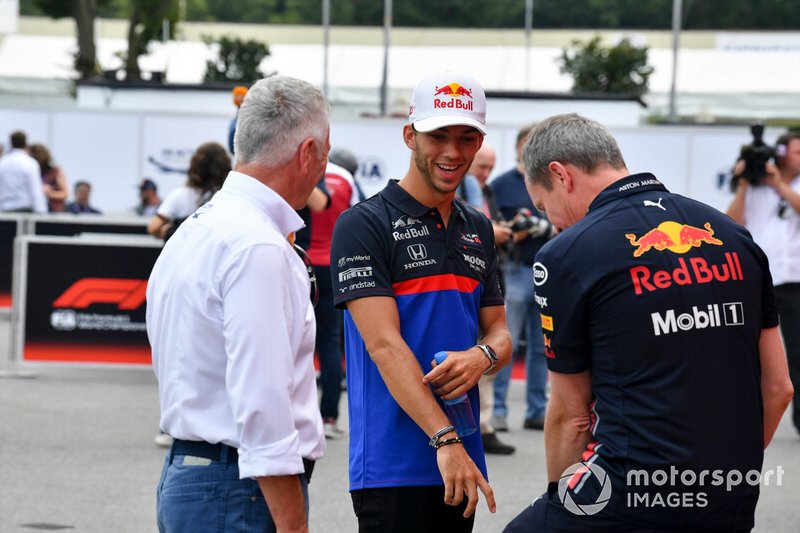 Jonathan Wheatley, Team Manager, Red Bull Racing and Pierre Gasly, Toro Rosso