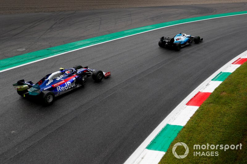 George Russell, Williams Racing FW42, leads Daniil Kvyat, Toro Rosso STR14