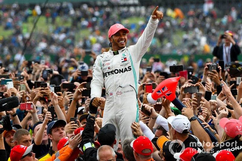El ganador de la carrera Lewis Hamilton, Mercedes AMG F1 celebra con los fanáticos haciendo surfing