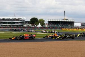 Pierre Gasly, Red Bull Racing RB15, voor Lando Norris, McLaren MCL34, en Daniel Ricciardo, Renault F1 Team R.S.19, bij de start